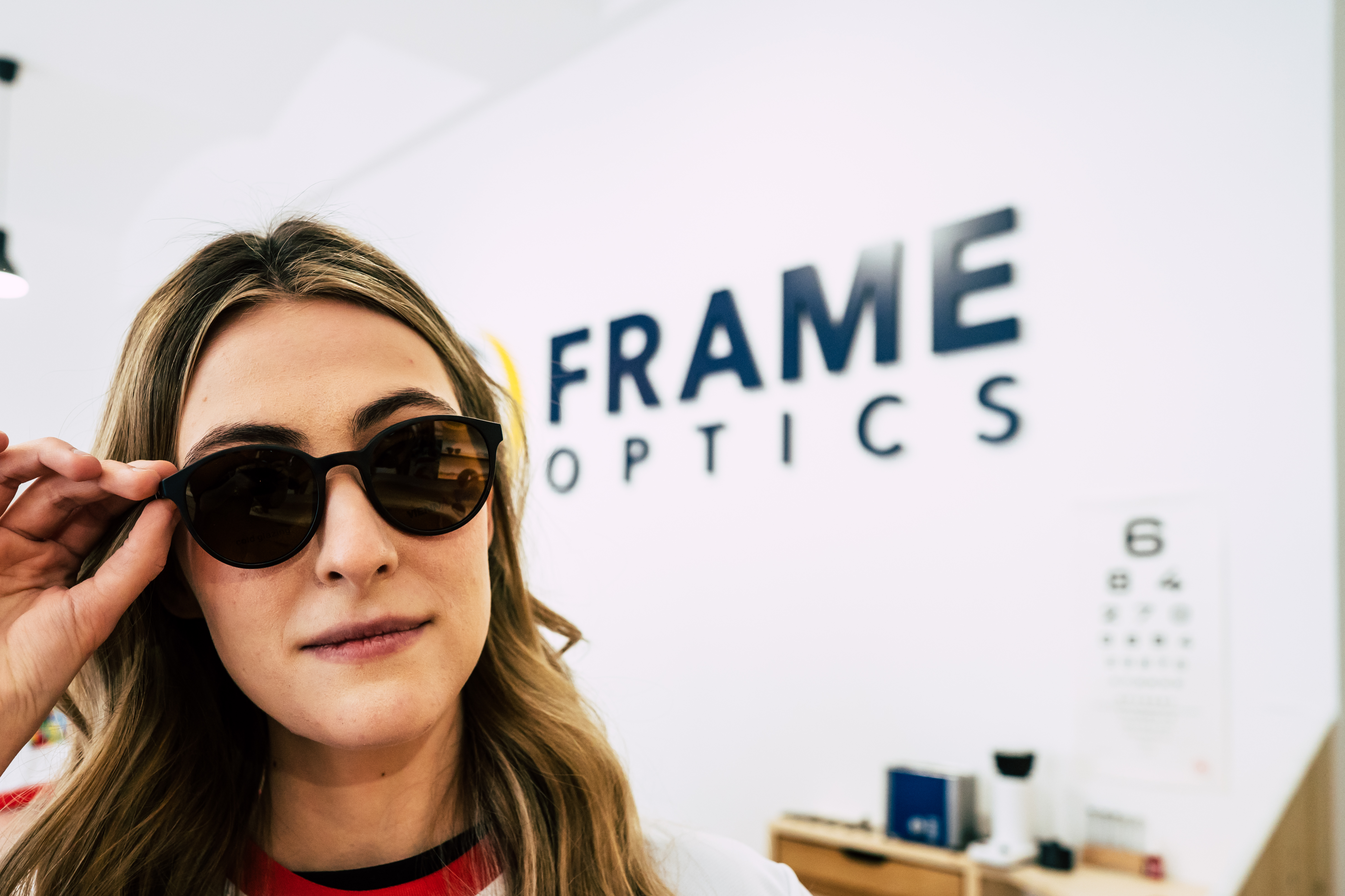 Austrian Force Mitglied präsentiert ein Frame Optics Modell